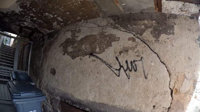 Что скрывается под решётками? Подвалы или же те самые засыпанные 1е этажи? смотреть онлайн