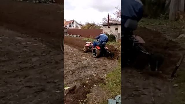 Пахота мотоблоком с задним адаптером. смотреть онлайн