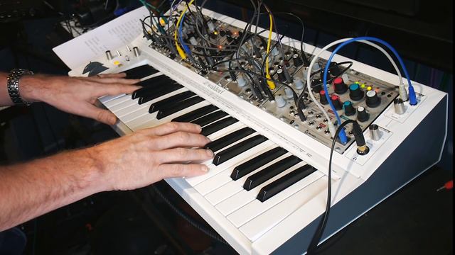 Prelude No.1 by Bach performed as a chordal improvisation on a Waldorf kb37 смотреть онлайн