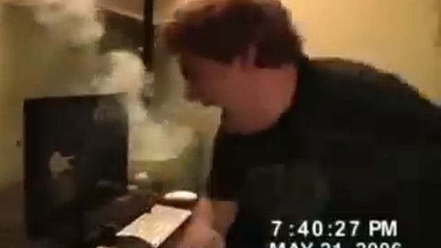 a guy pees in his pants because of scary maze game смотреть онлайн