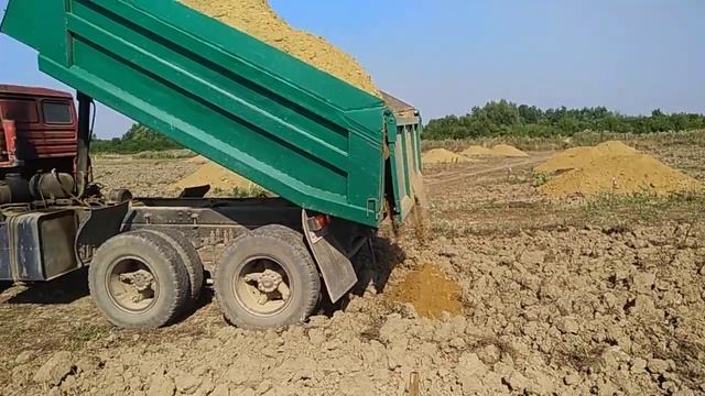 Завоз песка на вспаханную землю для рыхления почвы смотреть онлайн