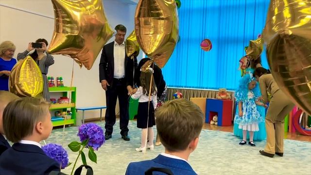 1 сентября ПОШЛА СРАЗУ В Две Школы/Анютка малютка ВЛОГ смотреть онлайн