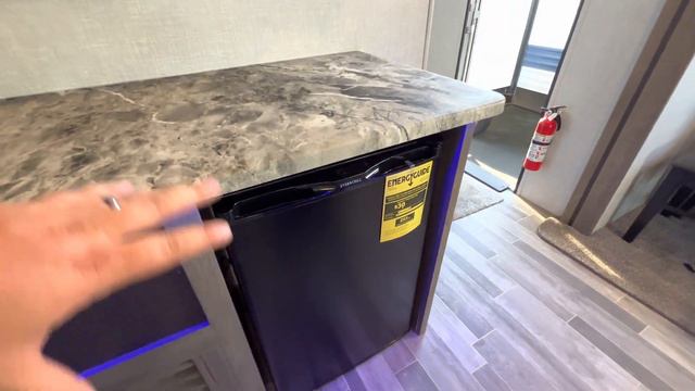 2023 Zinger 340RE | Rear Entertainment / 3 slides for $41,605 смотреть онлайн