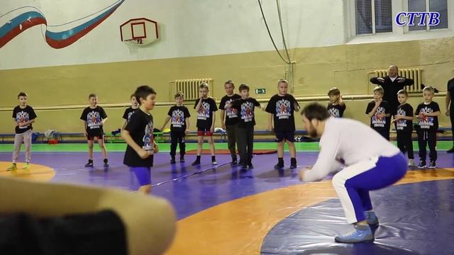 Праздничная тренировка борцов без Деда Мороза, но зато с подарками. смотреть онлайн