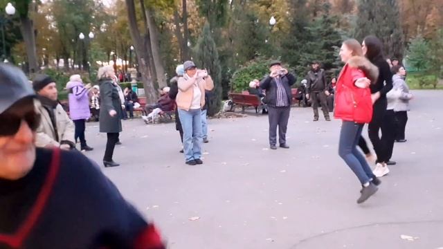 ГОВОРИЛ ЧТО Я ТВОЯ КОРОЛЕВА!??ТАНЦЫ В ПАРКЕ ГОРЬКОГО ХАРЬКОВ ОКТЯБРЬ 2021