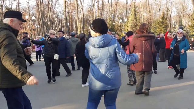 ОЙ, СМЕРЕКО! МИРНЫЙ ХАРЬКОВ ВЕСНА В ПАРКЕ ГОРЬКОГО 2021 смотреть онлайн