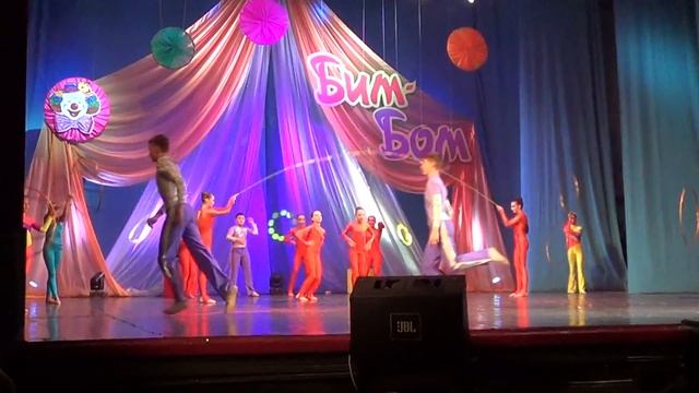 Арина. Коллективные прыжки на скакалке. смотреть онлайн