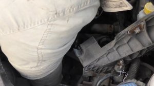 Как снять стартер в Skoda Fabia?