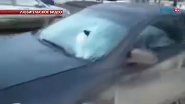 В Челябинске сосулька пробила лобовое стекло машины смотреть онлайн