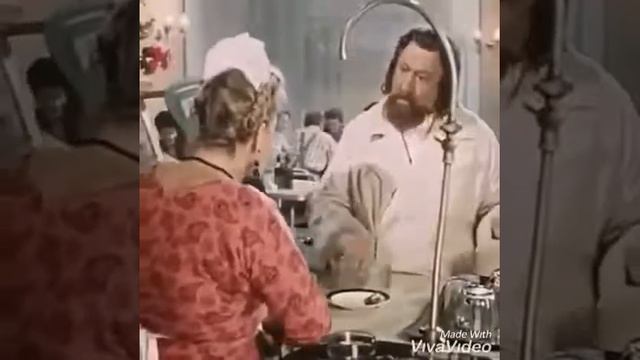 Чем бы не жил человек!!!! По сматри смешно смотреть онлайн