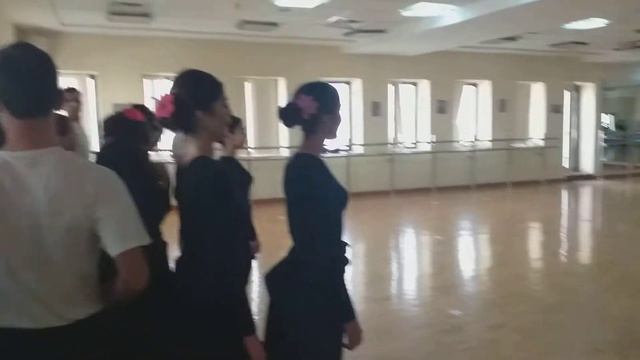 Урок НАРОДНО ХАРАКТЕРНОГО танца отдел Народного танца при Музыкальном Училище АШГАБАТ ТУРКМЕНИСТА смотреть онлайн