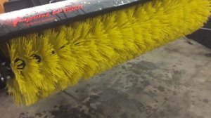 Как работает дорожная щетка на мини-погрузчике CASE