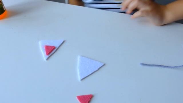 Как сделать брелок в виде котика своими руками/делаем котика из ниток смотреть онлайн