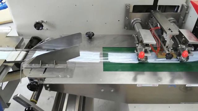 Горизонтальная упаковочная машина HDL450X. Упаковка одноразовых марлевых повязок. смотреть онлайн