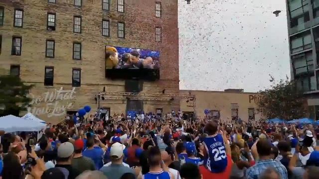 Sixers Fans React To Drafting Markelle Fultz No.1 at Draft Party in Philly смотреть онлайн