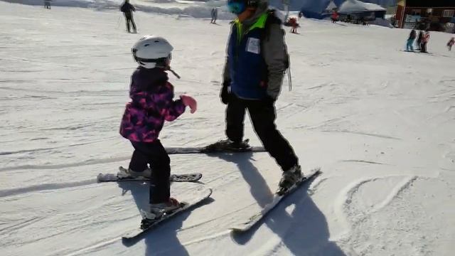 Домбай 2019. Детский инструктор от Бога!!! Поставил на лыжи за час!! смотреть онлайн