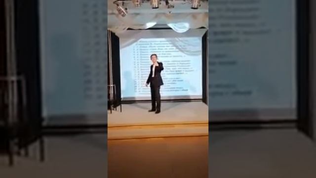 Антон Лухнёв читает стихотворение Юрия Левитанского "Как показать весну". смотреть онлайн