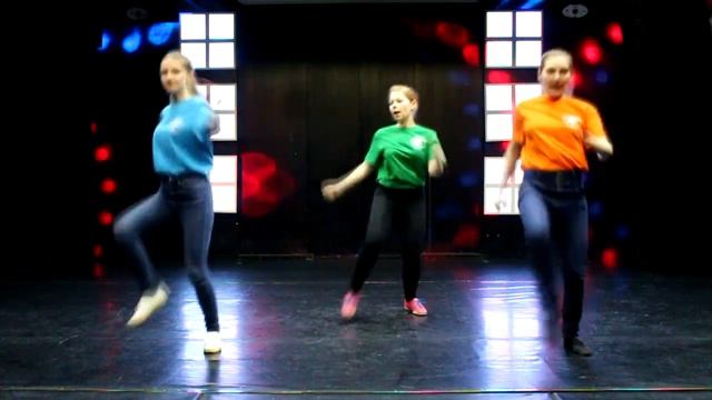 Зарядись на оптимизм. Под песню "I like to move it" смотреть онлайн