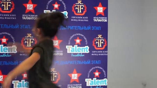 Рамина танцует лезгинку от души (лучше многих пацанов) смотреть онлайн