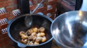 Курица, картошка, грибы в казане на костре. Мужская вкуснятина.