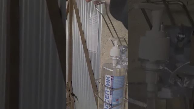 Демонстрация работы локтевого дозатора из нержавеющей стали смотреть онлайн