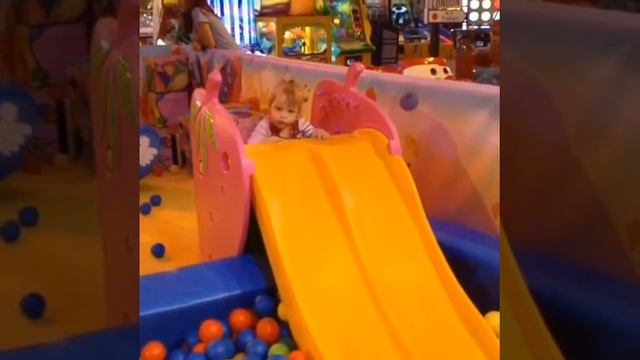 ТРЦ "Июнь" Дарина играет в детской комнате. смотреть онлайн