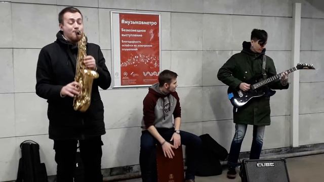 Street musician Московское метро. Саксофон в руках классного музыканта смотреть онлайн