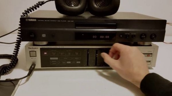 Technics stereo integrated amplifier SU-Z100 , Yamaha natural sound compact disc player CDX-397 tes