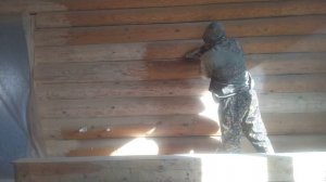 Шлифовка бревна внутри дома перед покраской.