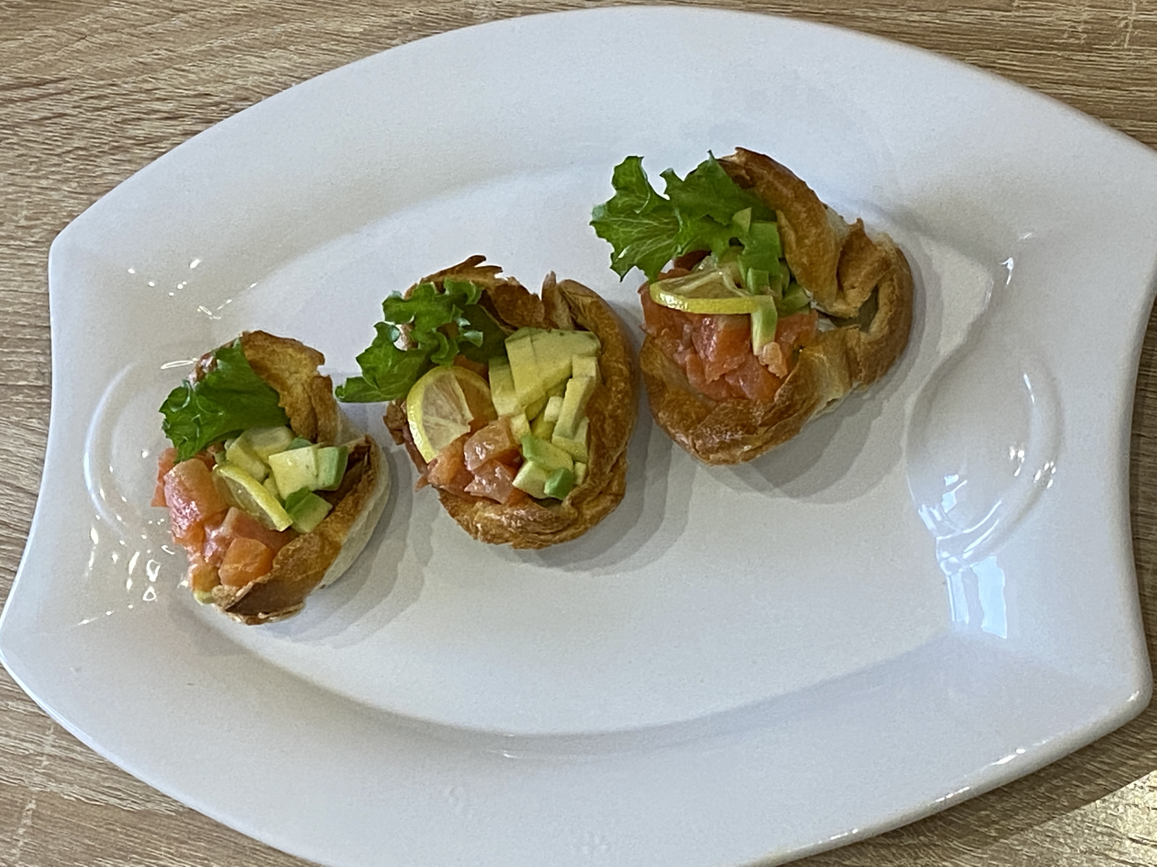 Канапе с форелью и авокадо. Можно подать и так. смотреть онлайн