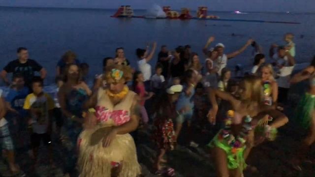 Горячие гавайские танцы на пляже, на закате солнца. Демерджи отель смотреть онлайн