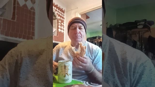 Ем пирожное заварное с малиной с пекарни смотреть онлайн