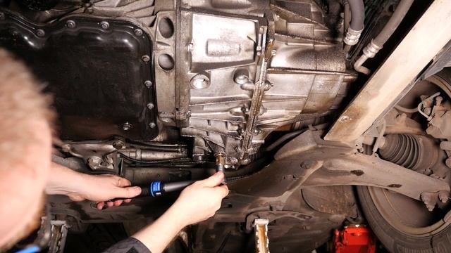 Filling Manual Gearbox Oil on a Renault Laguna 2 ? using Sealey VS70095 Pressure Pump oil filler. ? смотреть онлайн