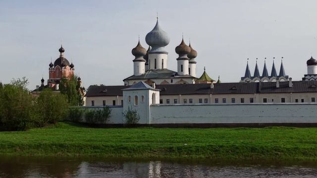 Город Тихвин. Вид на реку Тихвинку и Тихвинский Богородичный Успенский мужской монастырь смотреть онлайн