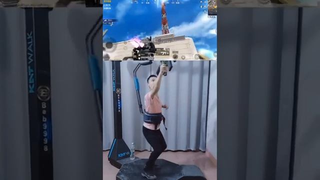 Азиат подключил VR контроллер к телефону и теперь нагибает всех в PUBG Mobile. смотреть онлайн