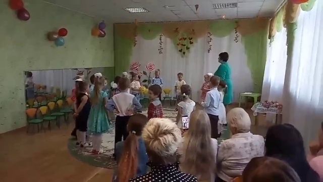 Игра в старшей группе на День матери