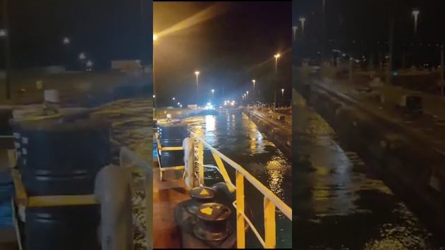 Перетяжка судна во второй шлюз паровозиками...В Панамском канале....Завораживающее зрелище...??? смотреть онлайн