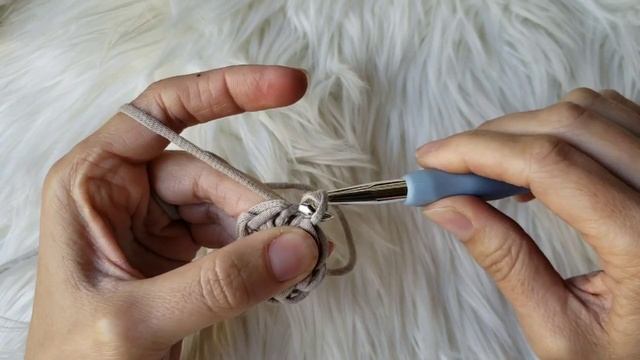 How to crochet in the round for ABSOLUTE beginners! | Tutorial | Kay Krochets смотреть онлайн