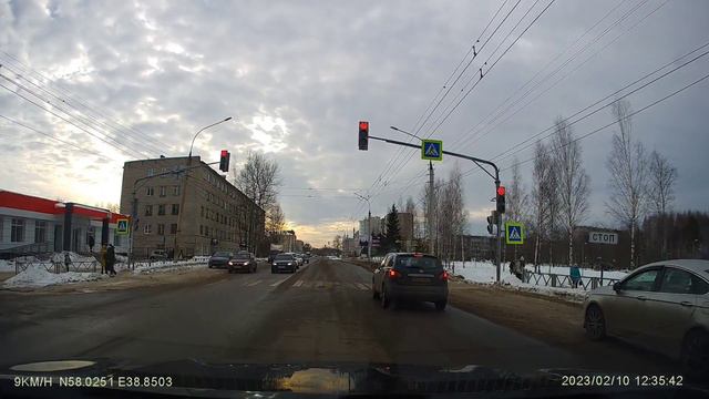 Проезд на красный свет по пешеходному. смотреть онлайн