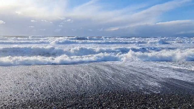 Море штормит. Абхазия, Дранда, 15 января 2022г. смотреть онлайн