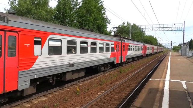 ЭТ2МЛ-077 "Лужский рубеж" сообщением Санкт-Петербург — Сиверская делает остановку на о.п. Лесное смотреть онлайн