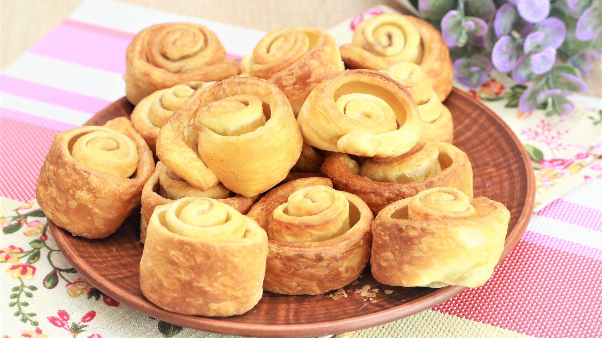 Слоеные булочки с корицей?Приятного просмотра. смотреть онлайн