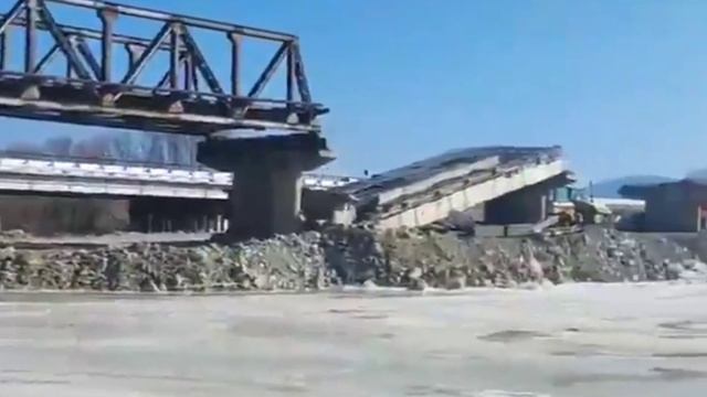 Сносят старый автомобильный мост через реку Партизанская (Сучан) смотреть онлайн
