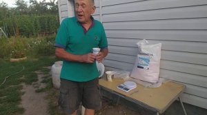 Внесение калийных удобрений под корень винограда.