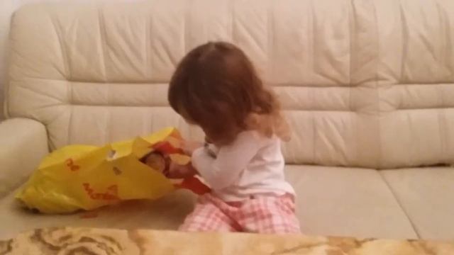 Софи получила ПОДАРКИ от папы! Какой в Германии шоколад, что написано на шоколадке? смотреть онлайн