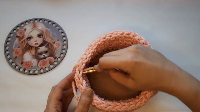 Корзинка "Милашка" вязаная крючком с деревянным донышком и крышкой из полиэфирного шнура. смотреть онлайн