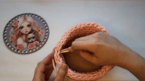 Корзинка "Милашка" вязаная крючком с деревянным донышком и крышкой из полиэфирного шнура.