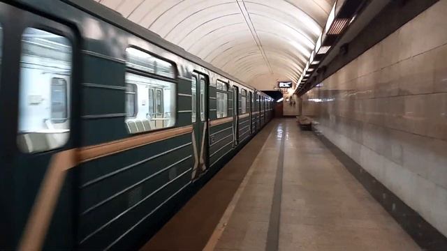 Состав из вагонов 81-717/714 "Номерной" с маской 2-2-2 прибывает на станцию Дубровка смотреть онлайн