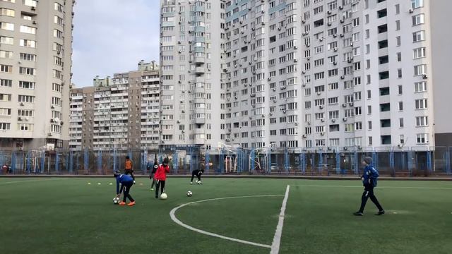 СУПЕР БАТЛ ВО ДВОРЕ ⚽ КРУЧЕНЫЙ ГОЛ С УГЛОВОГО ⚽ Кто забьет гол в одно касание? смотреть онлайн