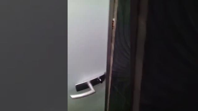 Межкомнатная стеклянная дверь с матовым стеклом и алюминиевой коробкой смотреть онлайн